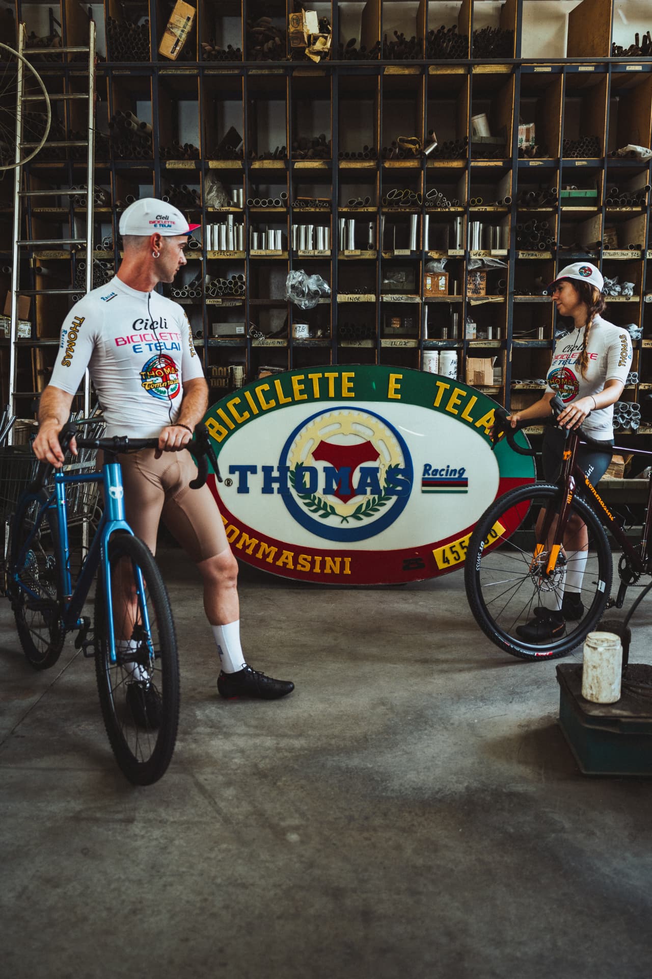 Due ciclisti con il kit bianco Thomas Racing Vintage Pop