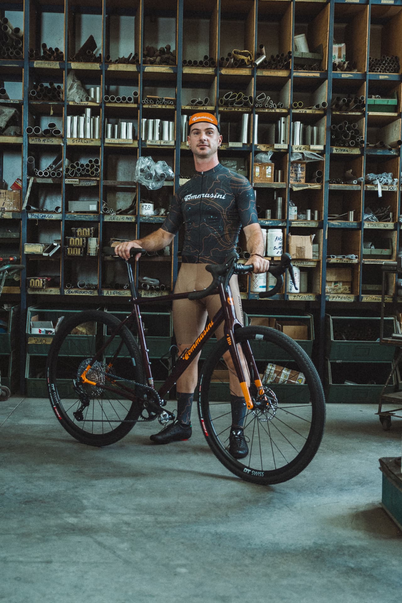 Ciclista con il kit topografico Rugged Land in officina