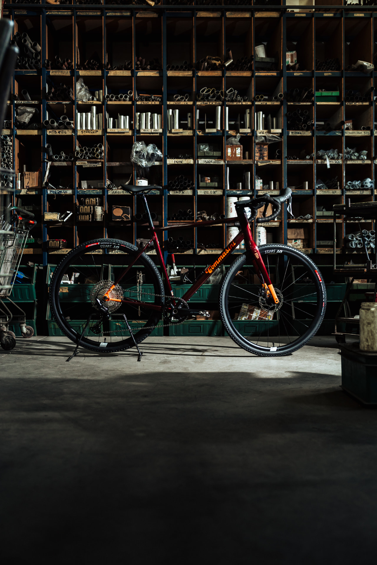Telaio in acciaio Tommasini Controvento Argentario blu metallizzato, profilo laterale verticale nel magazzino tubi