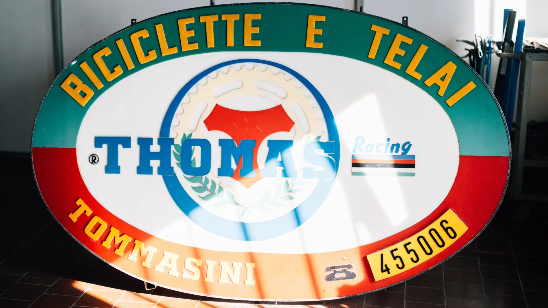 L'insegna smaltata vintage Thomas Tommasini