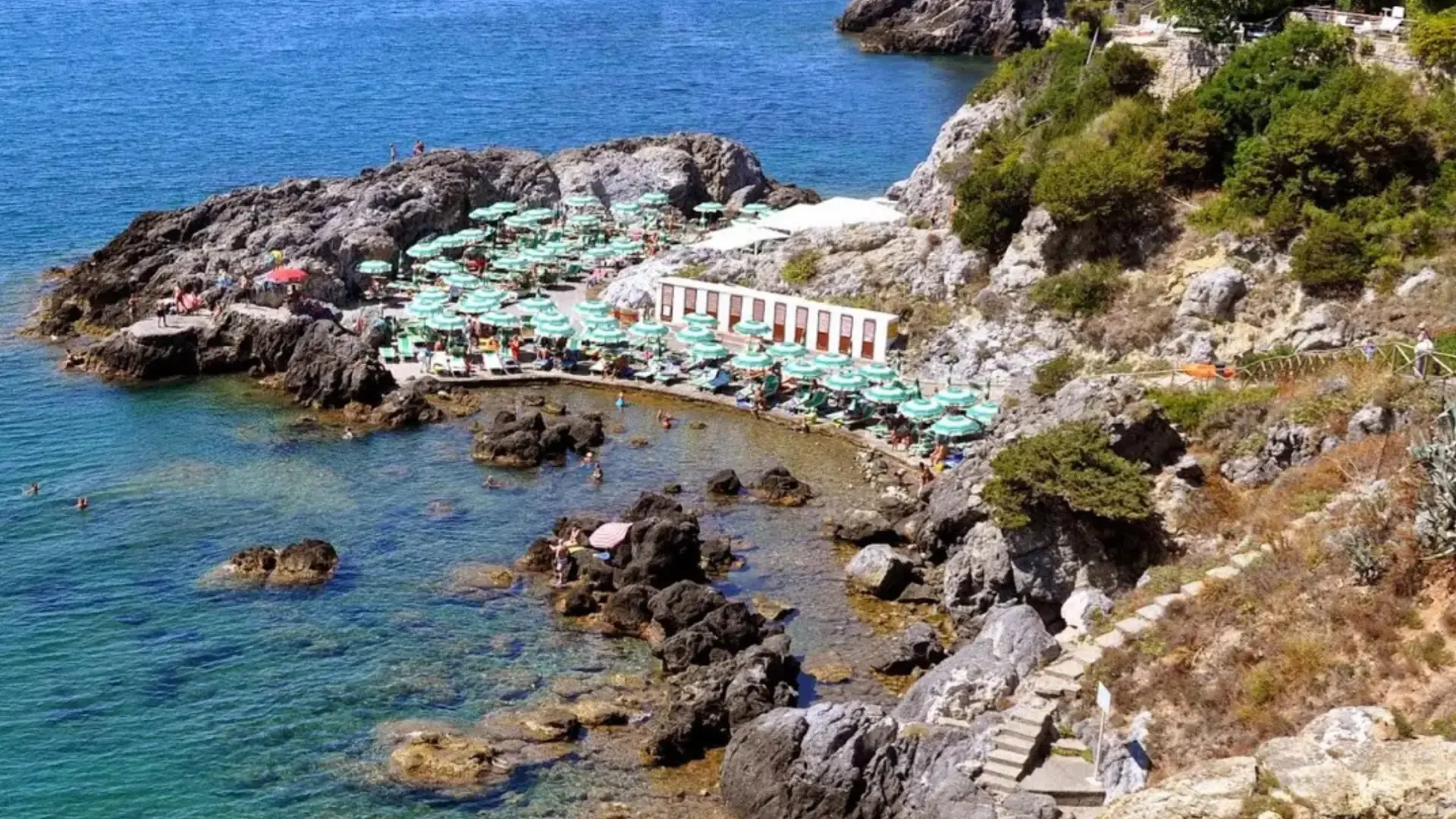 La costa rocciosa della Maremma con l'acqua turchese