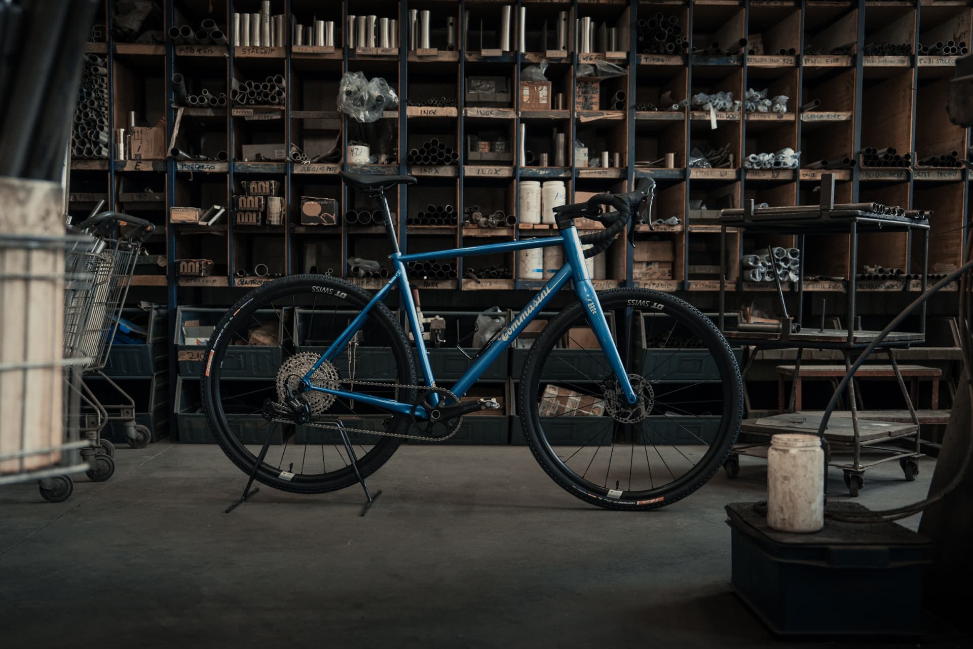 Tommasini Controvento in metallic blue steel, side profile in the Tommasini tubing store