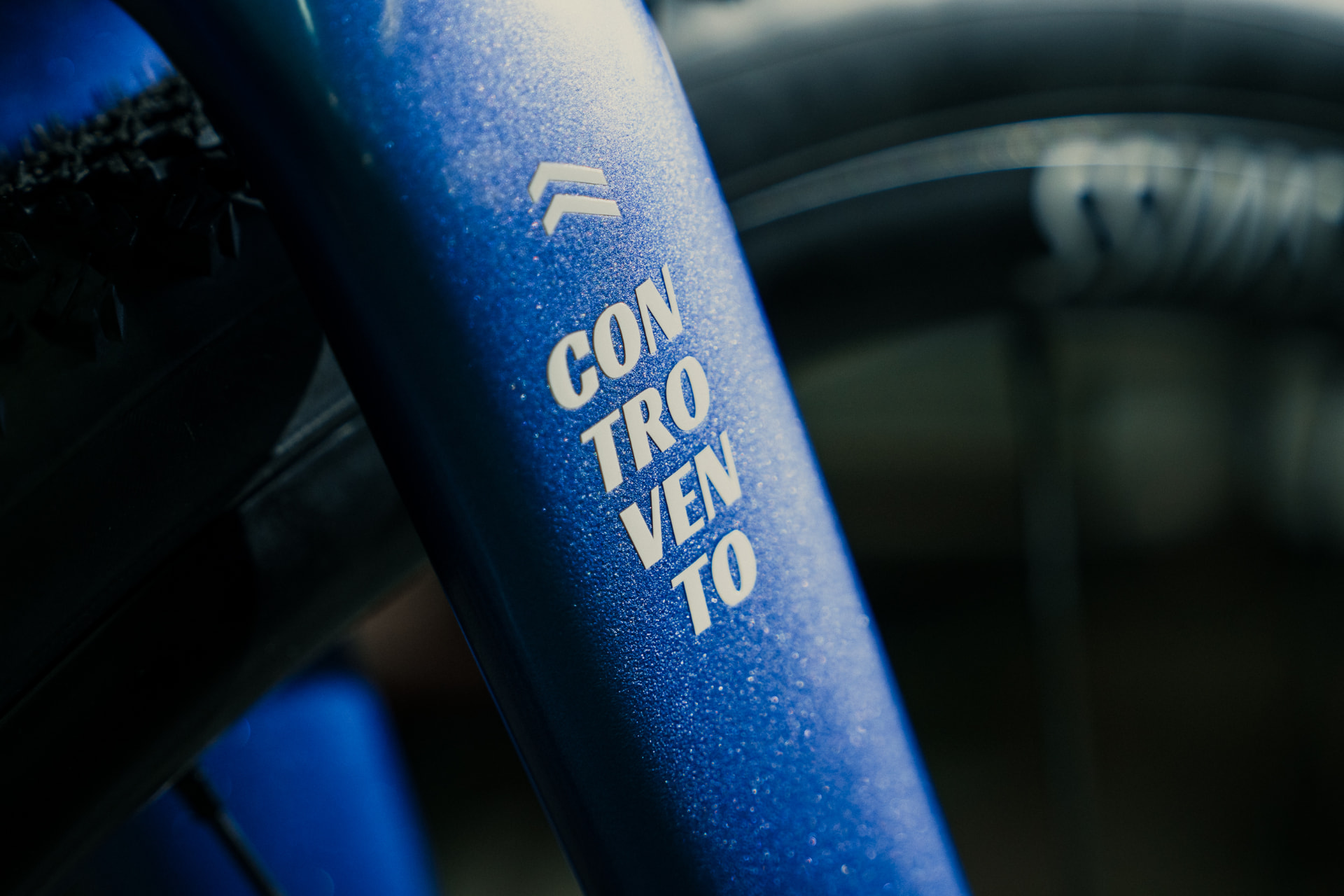 Macro of the Controvento lettering on the metallic blue down tube