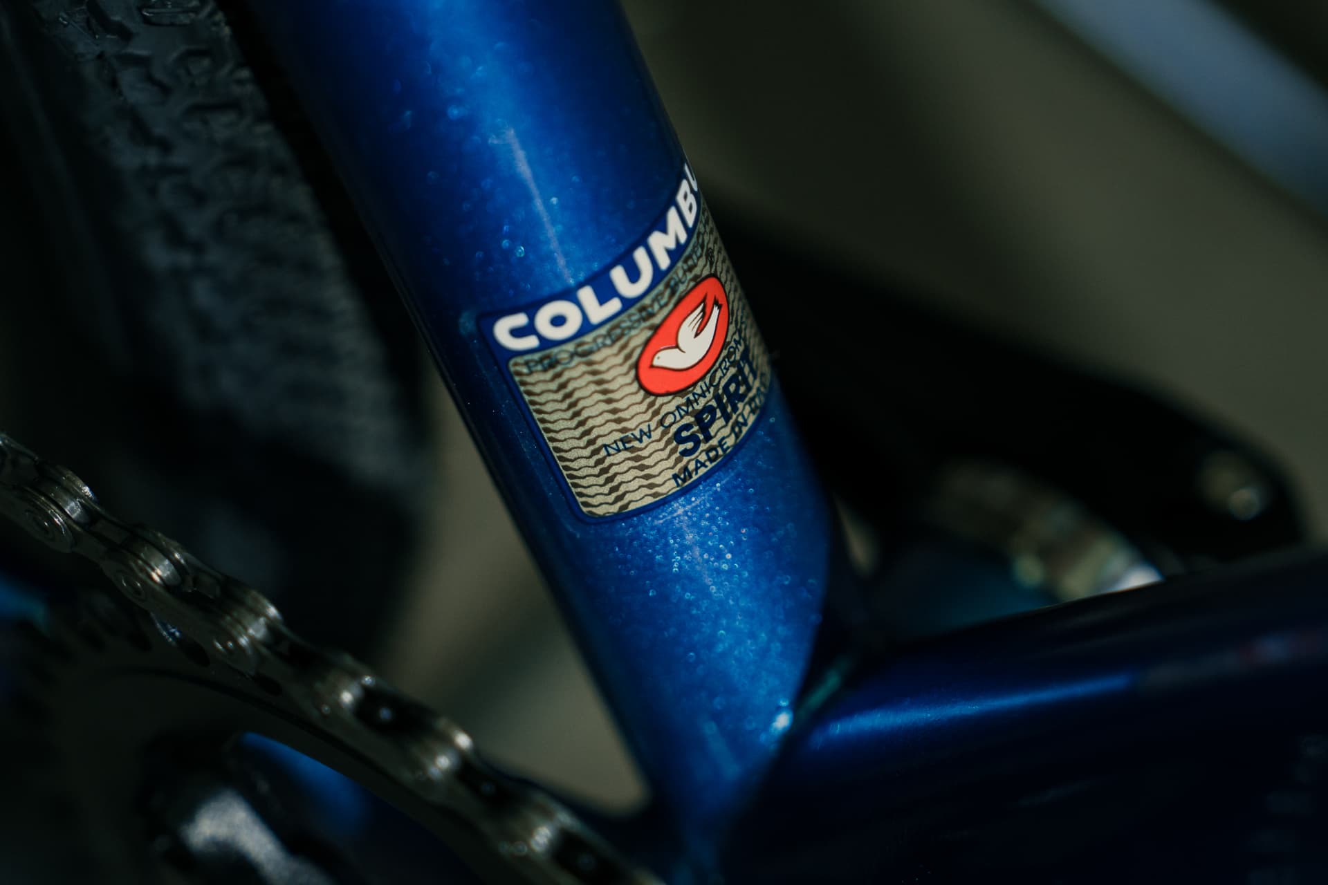Close-up of the Columbus Spirit tubing decal on the metallic blue Controvento frame