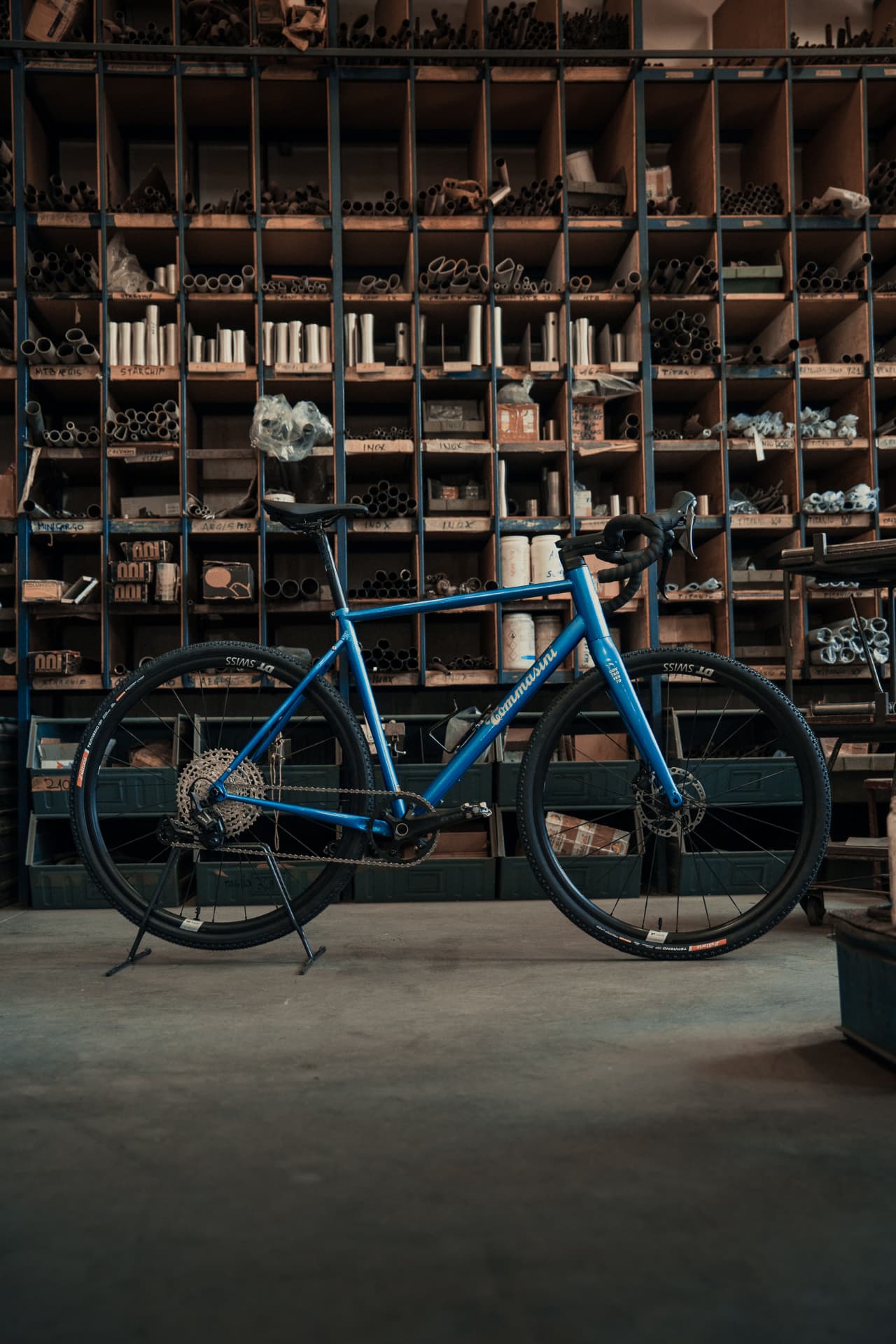Tommasini Controvento Argentario steel frame in metallic blue, vertical side profile in the tubing store