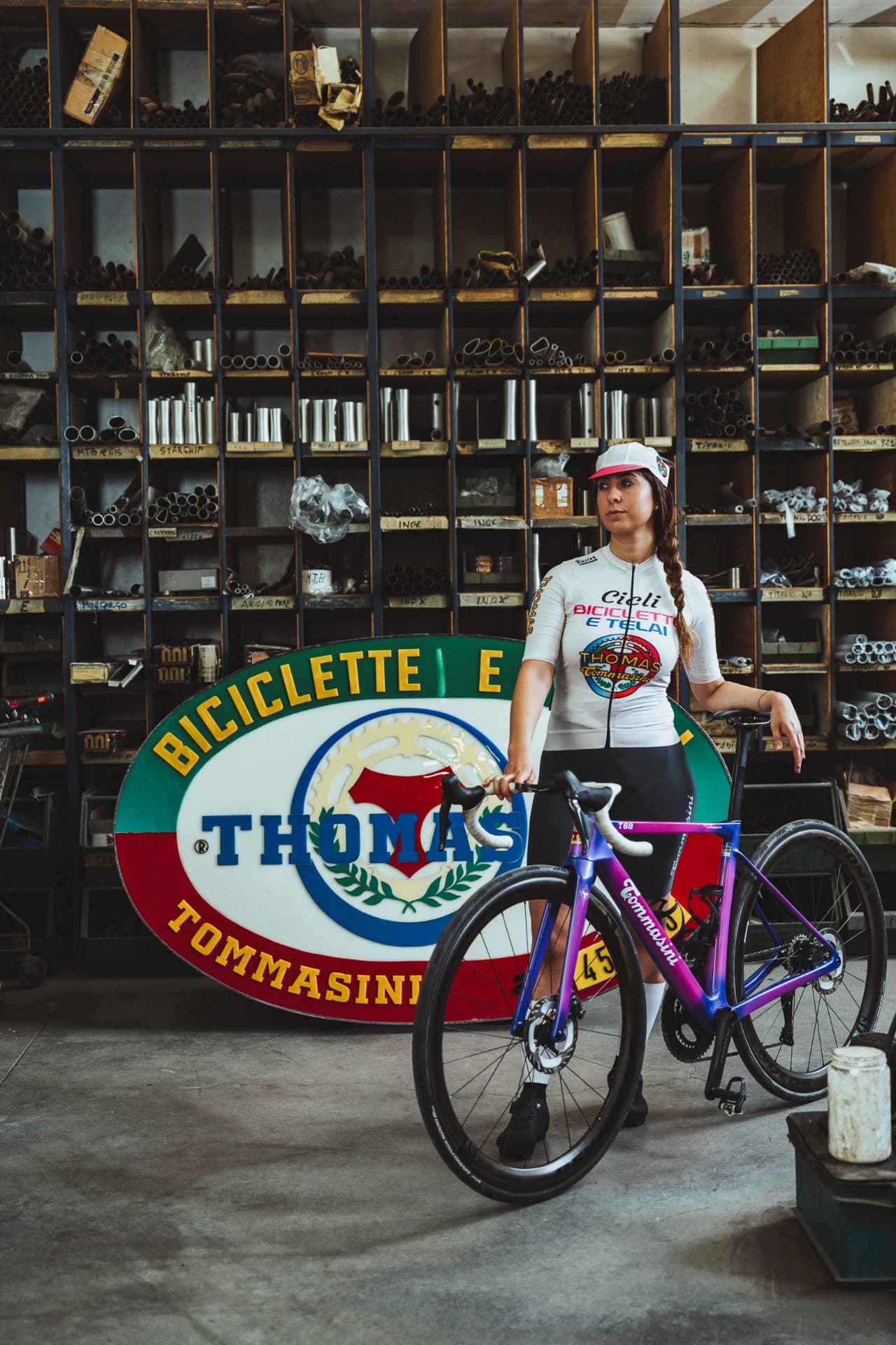 Ciclisti in abbigliamento Tommasini nell'officina telai di Grosseto